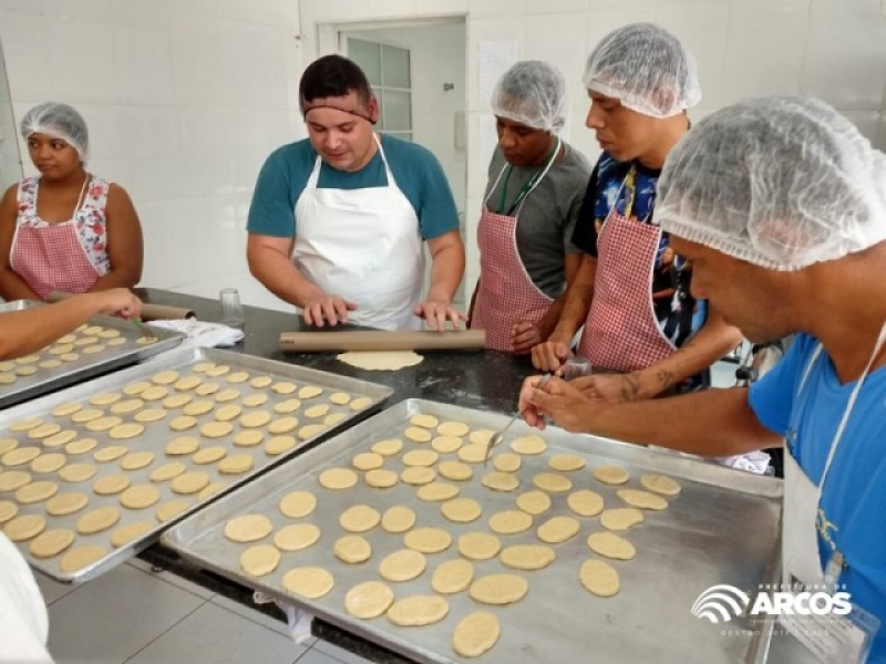 Lactário Municipal: Recuperandos da APAC participam de curso de produção de salgados e mini pizza