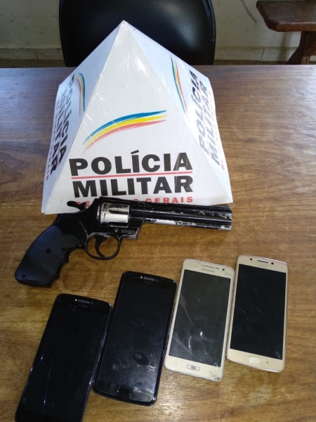 PM apreende três adolescentes por roubos em Arcos e Lagoa da Prata. Comparsa que auxiliou os menores também foi preso