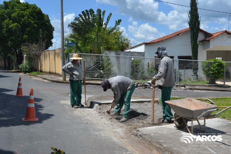 Segunda fase de obras realiza a construção de passeios na Rua Deusdete Rodrigues de Souza