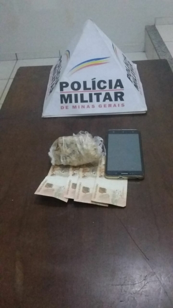 Em BAMBUÍ: Polícia Militar prende homem de 25 anos de idade e uma mulher de 28 anos de idade pelo crime de tráfico ilícito de drogas.   