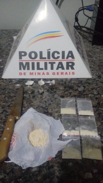 POLÍCIA MILITAR PRENDE DOIS HOMENS E APREENDE UM MENOR POR TRÁFICO DE DROGAS EM FORMIGA