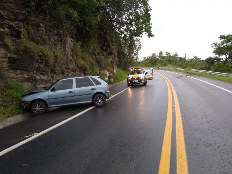 Condutor de veículo perde o controle da direção e bate em defensa da BR-354