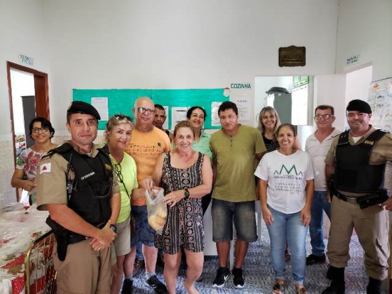 Em Formiga, policiais militares participam de distribuição de cestas básicas 