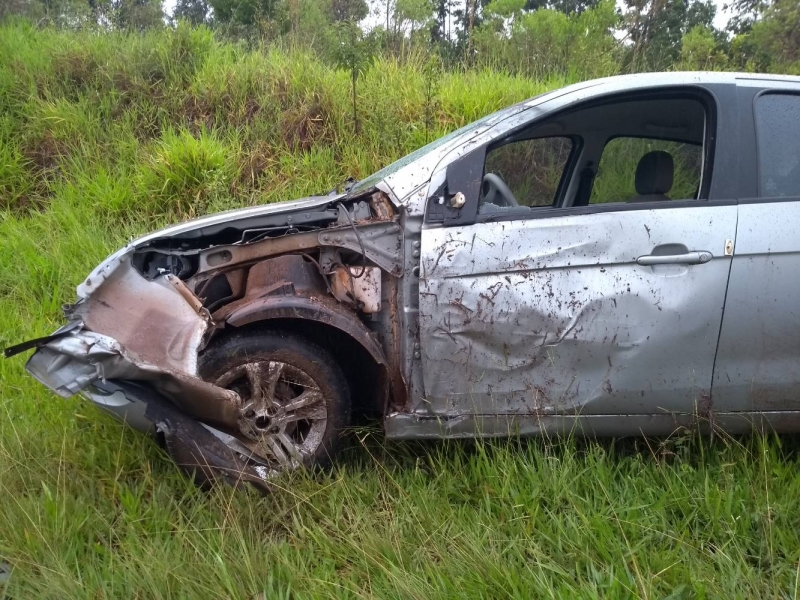 Veículo roda na pista e bate em placa na BR 354 entre Arcos e Formiga