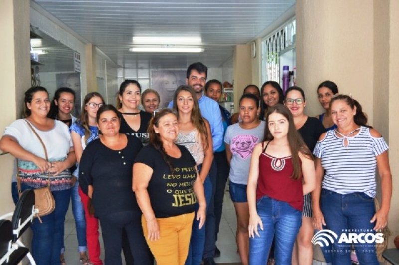 Procura pelos cursos de Manicure, de Cabeleireiro e de Design de Sobrancelha superam as expectativas de inscrições