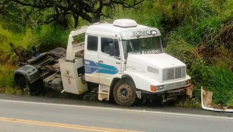 Caminhoneiro perde o controle da direção e bate em barranco na BR 354