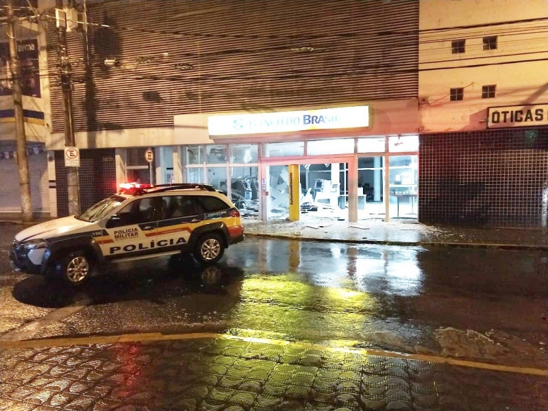 Explosão de caixas, tiroteio e perseguição em Formiga- MG