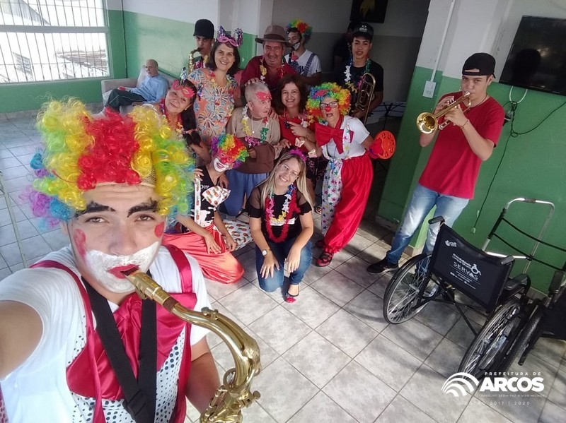 Biblioteca Municipal e Banda Som e Arte levam marchinhas de Carnaval ao Asilo Pousada dos Bertos