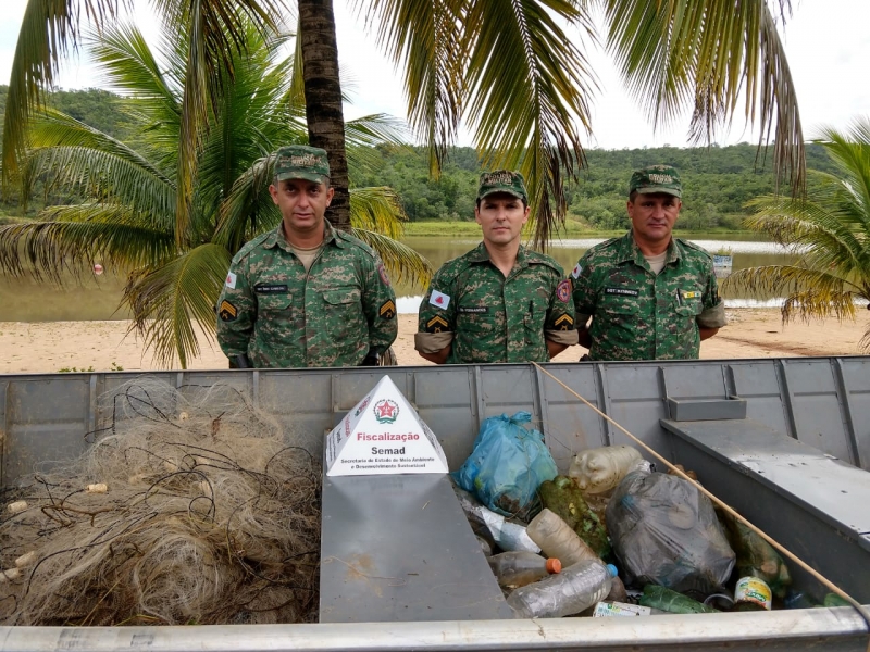 PM do Meio Ambiente recolhe redes e resgata animal preso em anzol no Parque Aquático de Arcos