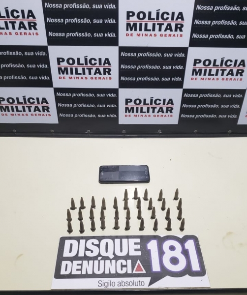 Mais de 30 pinos de cocaína escondidos em matagal são apreendidos em Lagoa da Prata