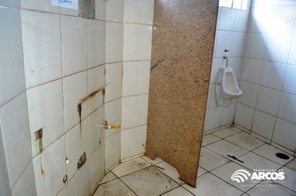 Ato de vandalismo destrói lavabos do Banheiro Público Masculino da Praça Floriano Peixoto