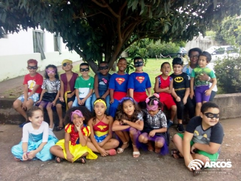 Alunos da Creche e Escola Antônio Davi Franco brincam o Carnaval