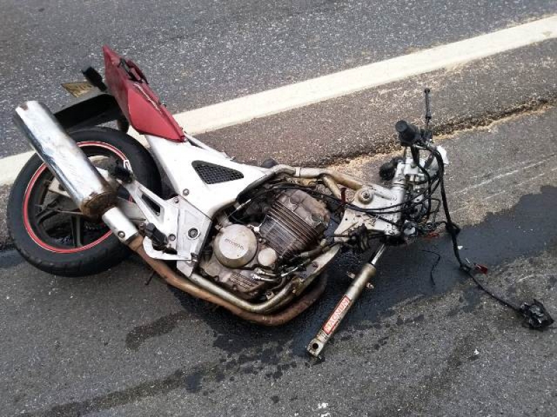 Casal morre após moto bater de frente com caminhão na BR-354