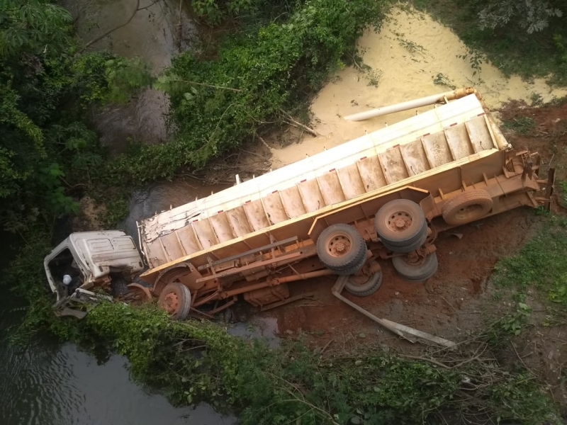 Caminhão cai dentro do rio Candonga na ponte da BR-354 em Arcos
