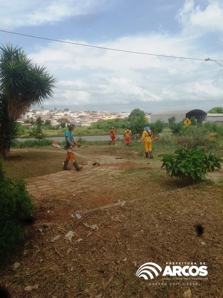 Área de convivência e pista de caminhada do bairro Jardim Bela Vista recebe manutenção de limpeza