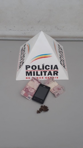 PM prende infrator denunciado por tráfico próximo de escola
