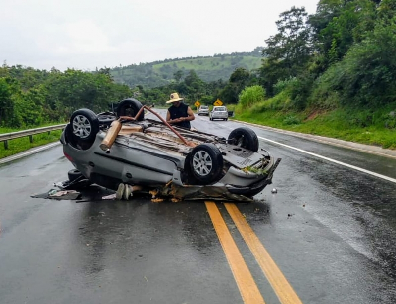 Capotamento envolvendo um idoso na MG 050