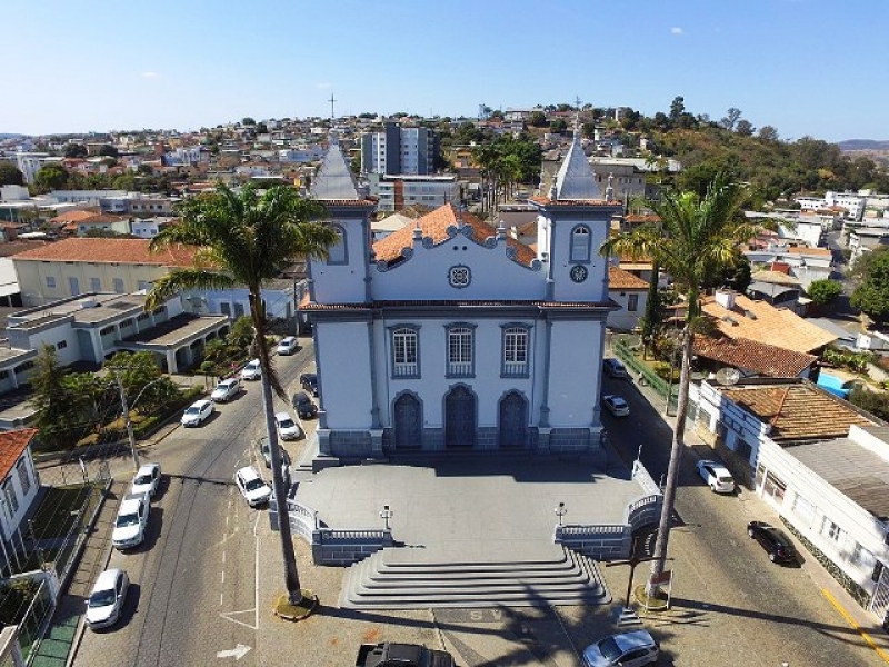 Indivíduo entra em igreja de Formiga armado com machadinha e faz ameaças
