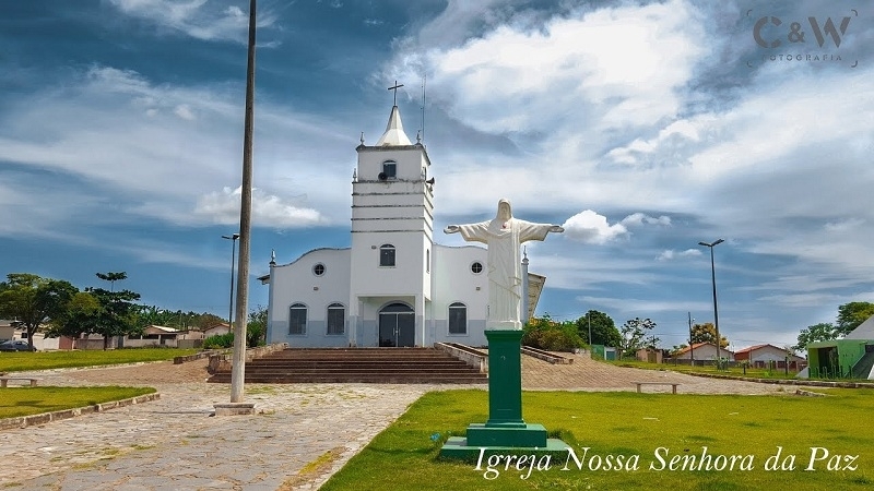 Homem invade igreja e quebra imagens