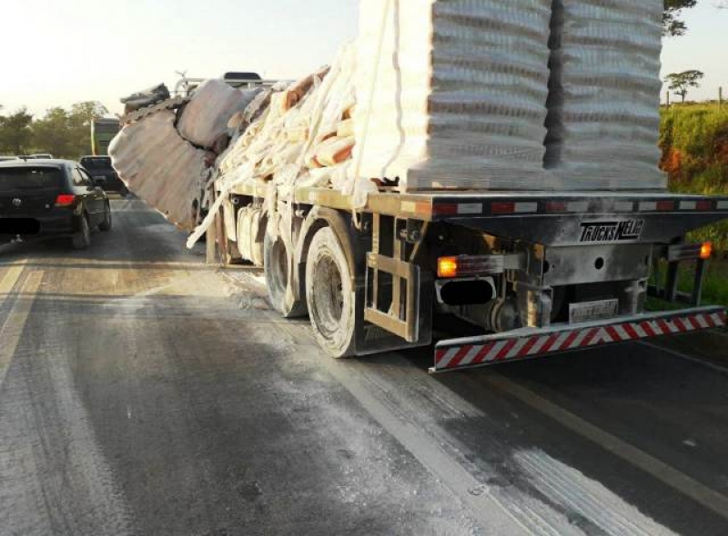 Caminhão carregado de cal tomba na MG 170, em Arcos