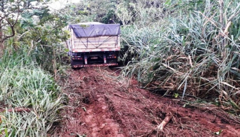 Carreta derrapa em pista molhada na BR-354, entre Arcos e Formiga