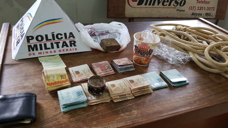 Homem é preso pela PM com milhares de reais e drogas em Arcos