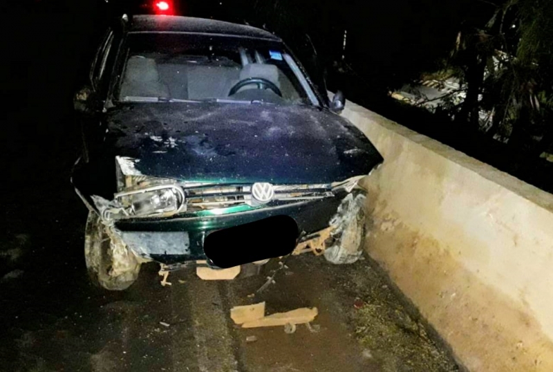 Condutor perde o controle do carro e bate em mureta