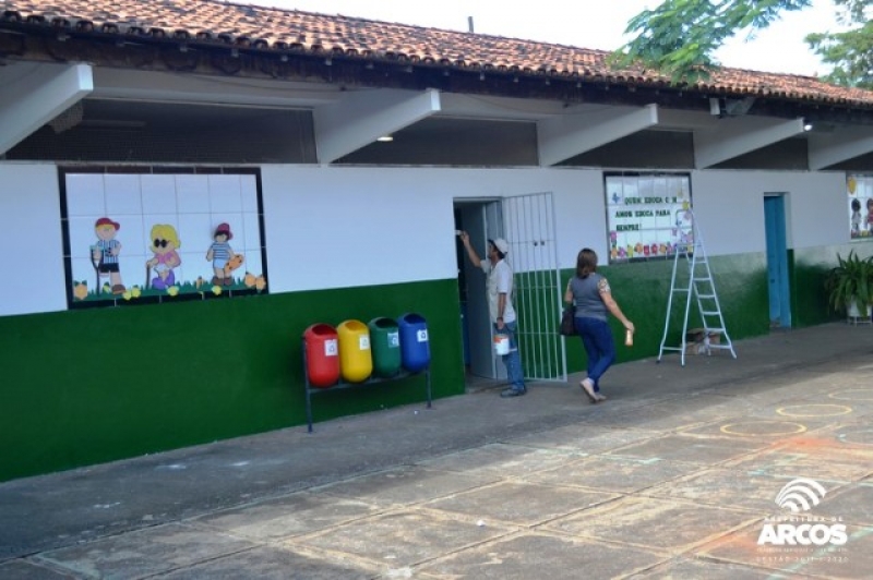 Escola Municipal Yolanda Amorim de Carvalho no Bairro Esplanada passa por reforma