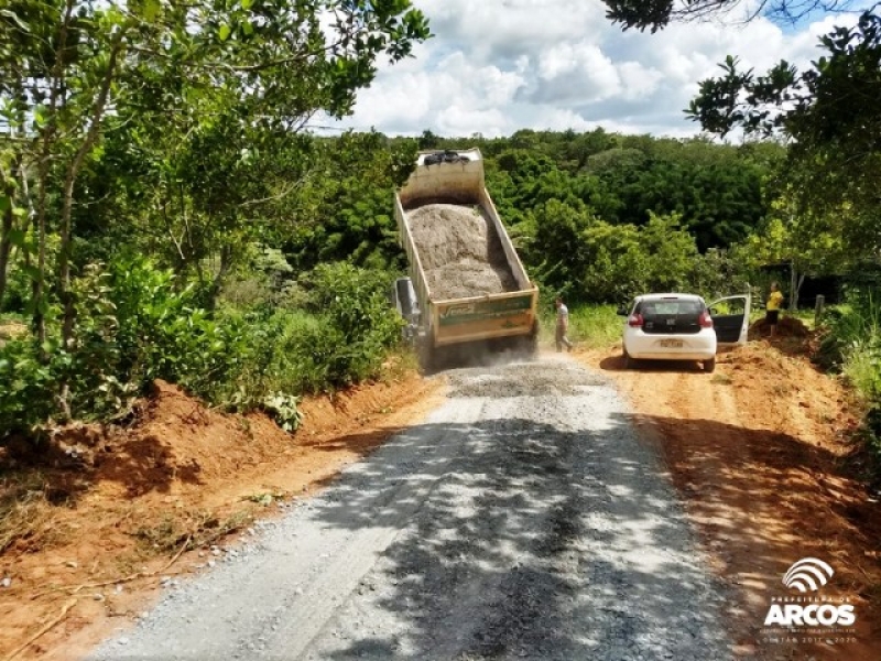 Estrada da Comunidade Rural dos Cristais recebe manutenção de recuperação