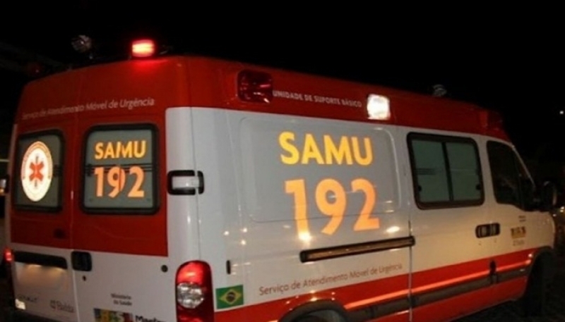 Jovem de 23 anos bate carro em poste no Bairro Niterói em Arcos