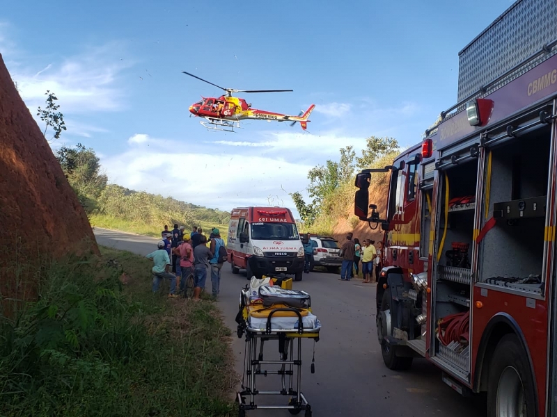 Carreta carregada tomba e deixa 3 feridos, próximo ao Frigominas em Campo Belo