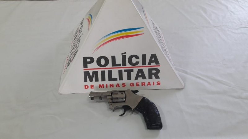 PM apreende arma de fogo em lote vago no bairro Santo Antônio