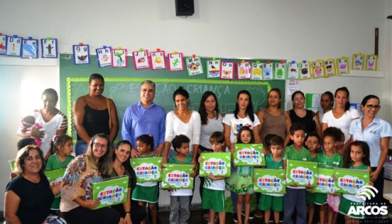 Alunos da Educação Infantil de mais duas escolas municipais comemoram o recebimento da apostila didática