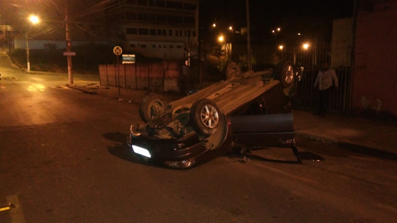 Em Arcos - Capotamento deixa 3 feridos próximo a pista de Skate