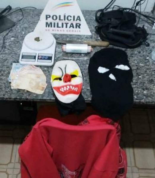 Em Formiga - PM prende uma mulher e apreende uma menor por tráfico de drogas