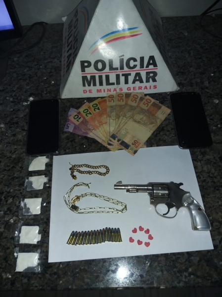 Polícia Militar apreende arma de fogo e registra três ocorrências de tráfico de drogas