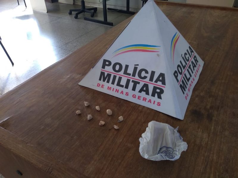 PM aborda e prende cidadão com 8 pedras de crack dentro de meia no bairro São Judas
