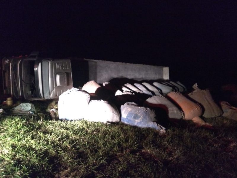 Carreta carregada tomba na BR-354 por falta de corrente de amarração e alta velocidade