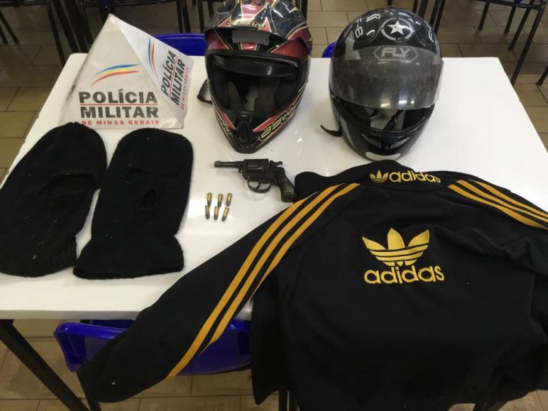 PM apreende arma de fogo e recupera moto furtada em Formiga