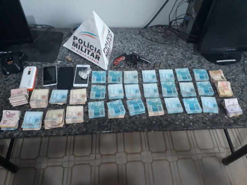 R$ 31.655,00 em dinheiro e maconha embaixo de colchão, revolver, munições e moto roubada são apreendidas 