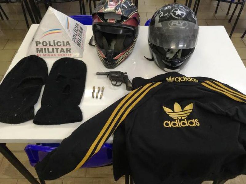PM apreende arma de fogo e recupera moto furtada em Formiga