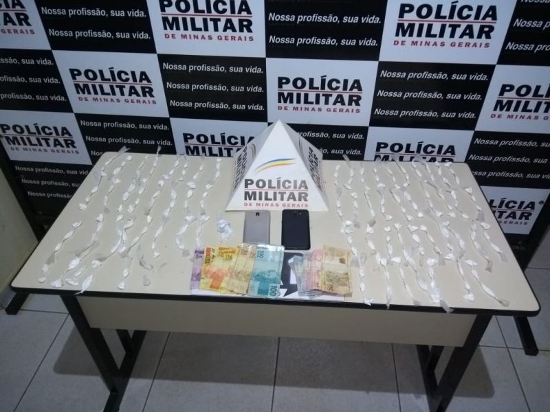PM apreende mais de 180 papelotes de cocaína e dois homens são presos em Lagoa da Prata