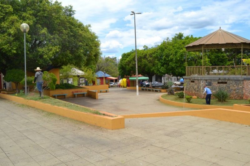 Acidente entre moto e carro nas imediações da Praça Floriano Peixoto em Arcos