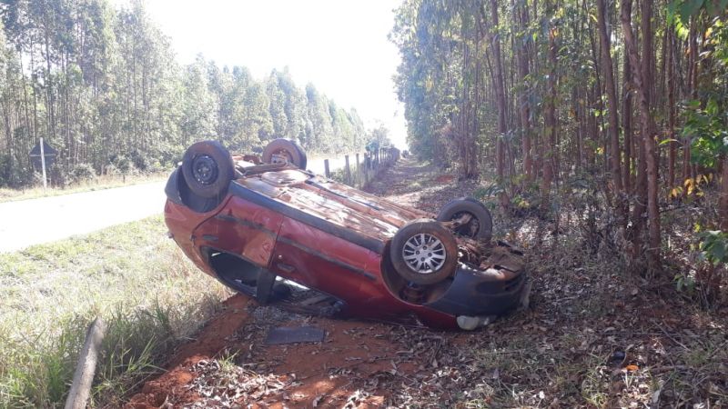 Em Formiga - Motorista perde controle da direção e carro capota 