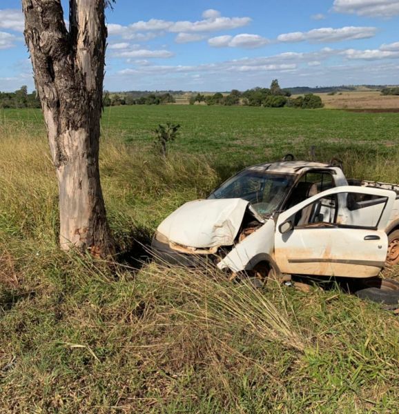 Em Bambuí - Homem de 55 anos perde direção e bate em árvore 