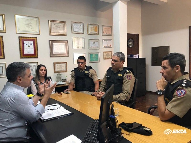 Comandante do 63º BPM se reúne com prefeito de Arcos
