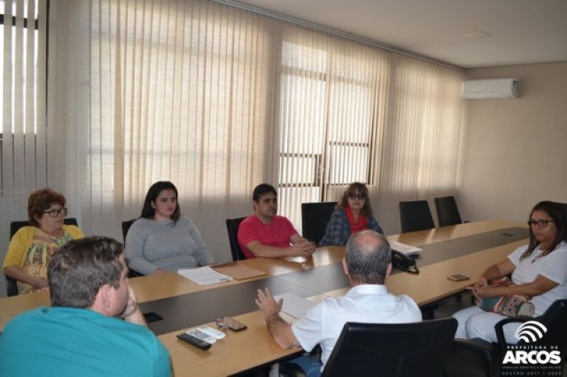 Governo de Arcos discute revisão salarial dos servidores municipais