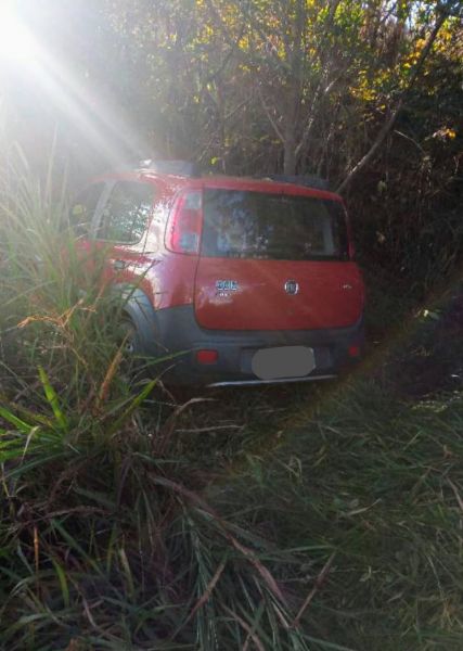 Em Formiga - Motorista perde controle de veículo e sai da pista