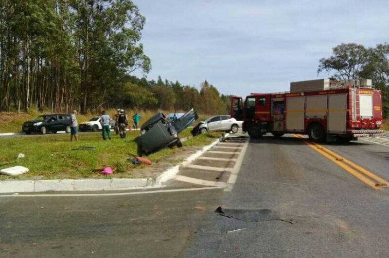 Acidente entre dois carros deixa 3 feridos em Formiga