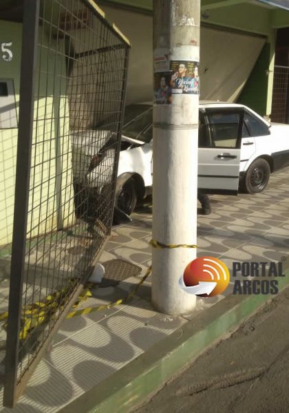 Acidente de trânsito termina com prisão de dois homens em Arcos